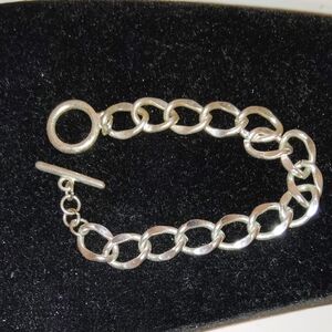 The David Yurman The Cable Collection Cable Classic 7.5 in Chain Bracelet is a s